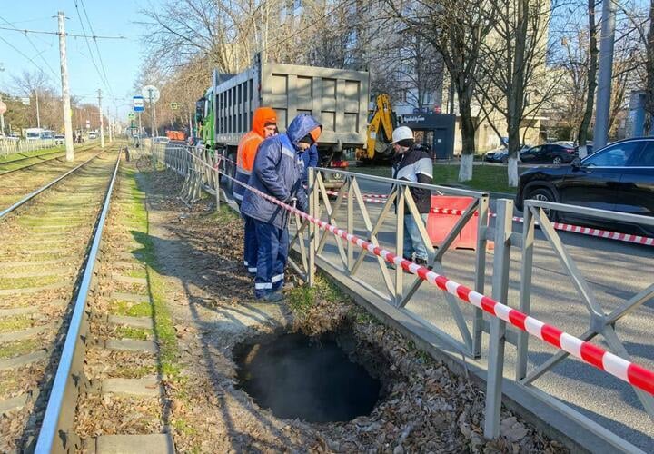 Транспорт остановлен на улице Московской в Краснодаре Трамваи направлены через разворотное кольцо на ул. Декабристов  На месте очередного провала грунта на улице Московской в Краснодаре идут ремонтные работы, общественный транспорт перенаправлен по другому маршруту, сообщает КТТУ.  - В связи с продолжением специалистами Водоканала ремонтных работ на ул. Московской вводятся временные изменения в движении пассажирского транспорта. Движение трамвайных маршрутов № 5, 15, 21 и 22 организовано через разворотное кольцо на ул. Декабристов. Маршрут N 8 следует через разворотное кольцо на ул. Колхозной. Для подвоза пассажиров от ул. П. Метальникова до ул. Островского  начал курсировать автобусный маршрут N «0» – «П. Метальникова – КубГТУ», - говорится в сообщении.  Сроки возобновления движения не уточняются.   Подписаться