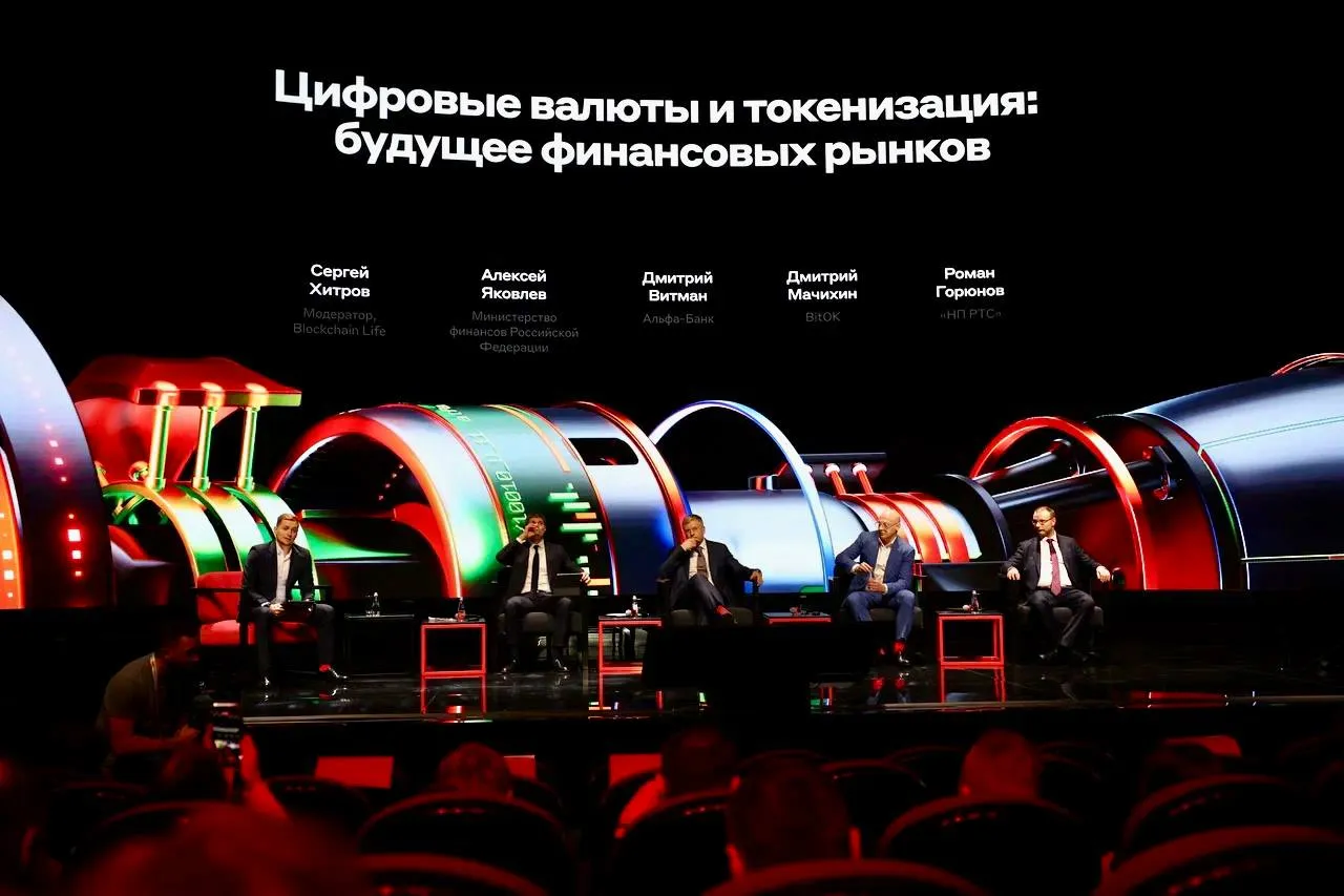 Россия запускает белый крипторынок заявил на ежегодном Альфа Саммите операционный директор корпоративно инвестиционного бизнеса Альфа Банка Дмитрий Витман Благодаря новому закону инвесторы получат доступ к цифровым активам через регулируемые платформы а компании смогут использовать криптовалюту для расчётов за границей Модель предполагает работу только с лицензированными посредниками Они будут отвечать за конвертацию безопасное хранение и выполнение требований ЦБ grechne