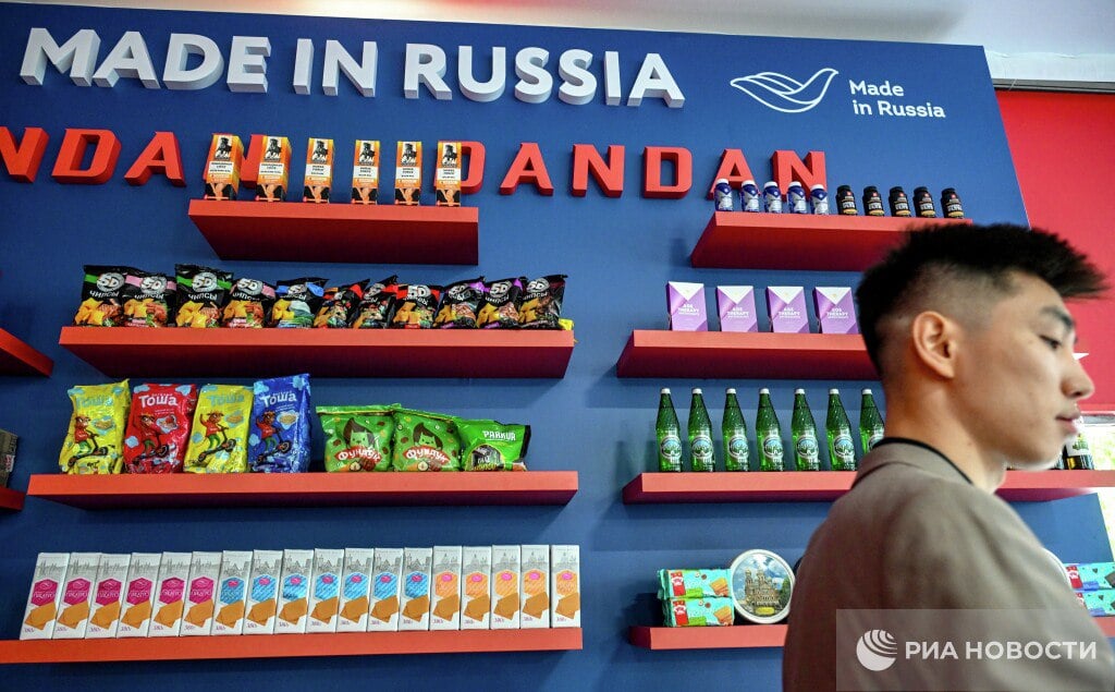 Соглашение на экспорт российской продукции в КНР на 11 млрд рублей подписано в китайском Харбине в рамках фестиваля-ярмарки "Сделано в России". Об этом сообщила гендиректор Российского экспортного центра Вероника Никишина, отметившая, что в рекламе товаров задействован известный китайский блогер. Мы рассчитываем, что это только первая ласточка, и в результате онлайн-продаж, которые с помощью нашего блогера будут реализованы, эти цифры будут увеличены