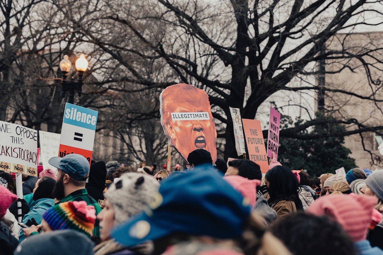 «Импичмент + Сместить»: в США прошли новые протесты против Трампа Митинги состоялись в Вашингтоне, Нью-Йорке, Сан-Франциско и еще нескольких крупных городах Америки. Участники акций обвинили главу Белого дома в авторитарном правлении и депортации нелегальных мигрантов без надлежащих судебных процедур. В Вашингтоне сотни демонстрантов собрались у Белого дома. На их плакатах было написано: «Никакого короля» и «Импичмент Трампу». По словам участника акции Бенджамина Дугласа, власти используют отдельных людей, чтобы разжечь ксенофобию и подорвать устоявшиеся правовые гарантии. В Нью-Йорке местом сбора стала площадь перед публичной библиотекой. «Мы находимся в большой опасности», — заявила 73-летняя участница протеста Кэти Вали, семья которой пережила Холокост. По ее словам, рассказы родителей о приходе к власти Адольфа Гитлера «очень напоминают то, что происходит сейчас». Несколько сотен человек собрались в Сан-Франциско на пляже Оушен-Бич. Пришедшие выложили из своих тел надпись — IMPEACH + REMOVE «Импичмент + Сместить» . Другие протестующие держали перевернутый американский флаг — традиционный символ бедствия. Организатором субботних протестов стала группа 50501, что означает — 50 протестов в 50 штатах и одно движение. На своем сайте группа заявила об организации около 400 акций, подчеркнув важность ненасильственного характера протестов. Фото: Рixabay.