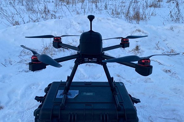 Школьник из Челябинска создал уникальный дрон для метеомониторинга Ученик челябинской школы 56 и воспитанник детского технопарка Кванториум Никита Голубицкий стал финалистом всероссийского конкурса Я конструктор будущего с проектом дрона для метеорологического мониторинга не имеющего полных аналогов в стране Его работа вошла в десятку лучших из 160 заявленных Об этом сообщает AVIA RU Идея проекта возникла у школьника при изучении современных методов сбора метеоданных Обнаружив что в России практически нет доступных решений на базе БПЛА а зарубежные аналоги стоят 10 20 миллионов рублей Никита разработал отечественный вариант себестоимость которого составляет около 100 тысяч рублей В реализации проекта ему помогал научный руководитель Атлер Рифатович Хужин aviaru net n289715