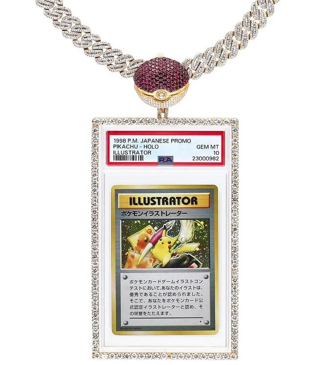 Коллекционную карточку Pokemon продали на аукционе за 16 5 млн долларов Она выполнена в виде кулона изготовленного из чистого золота и украшенного 10 тысячами бриллиантов весом около 35 карат Фото аукционный дом Goldin Auctions goldin co
