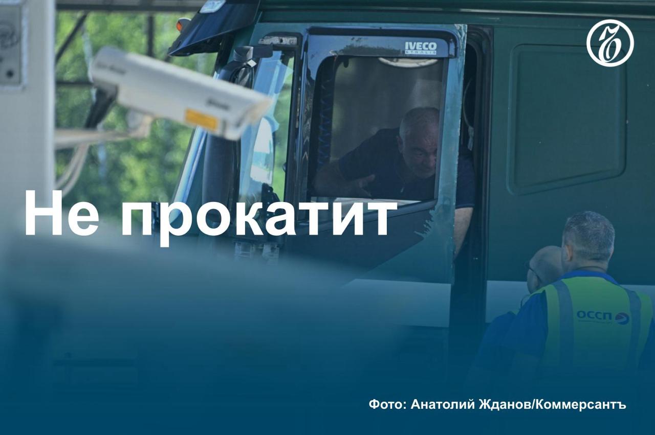 Правительство РФ не планирует вводить дополнительные ограничения для экспортеров, связанные с привлечением исключительно российских транспортных компаний. В кабмине сочли, что в таких мерах нет необходимости. Это следует из письма первого вице-премьера Дениса Мантурова Владимиру Путину, рассказал «Ъ» источник, знакомый с его содержанием. В сфере автомобильных перевозок доступ иностранных игроков из недружественных стран уже ограничен, и более 90% российских компаний пользуется услугами местных перевозчиков. Участники рынка указывают, что необходимость привлечения зарубежных партнеров остается, особенно в сфере морских перевозок, где в некоторых отраслях достичь суверенитета пока просто невозможно. Подробнее — в материале «Ъ». #Ъузнал