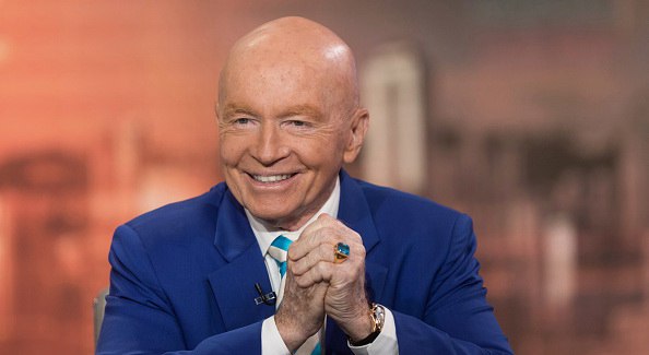 Марк Мобиус назвал золото непривлекательным по текущим ценам из за риска укрепления доллара Я не буду покупать его на этом уровне это точно сказал 89 летний инвестор Он добавил что рассмотрит возможность покупки золота если цены будут на 20 ниже сегодняшних Мобиус предупредил что потенциальное восстановление доллара может подорвать позиции драгоценных металлов в то время когда большая часть рынка сохраняет уверенный оптимистичный настрой По мнению Мобиуса доллар может укрепиться по сравнению с текущими уровнями поскольку прогнозы указывают на перелом в экономике США   Инвестор Марк Мобиус сооснователь и управляющий компании Mobius Capital Partners известен как эксперт в области инвестиций на рынках Африки Азии Восточной Европы и Латинской Америки В 2009 году он предсказал начало финансового кризиса в Азии и скупал акции российских компаний после кризиса 1998 года Мобиус также был одним из первых инвесторов который оценил Африку как перспективный рынок Подробнее Мобиус назвал золото непривлекательным из за риска укрепления доллара Подписаться на Сам ты инвестор