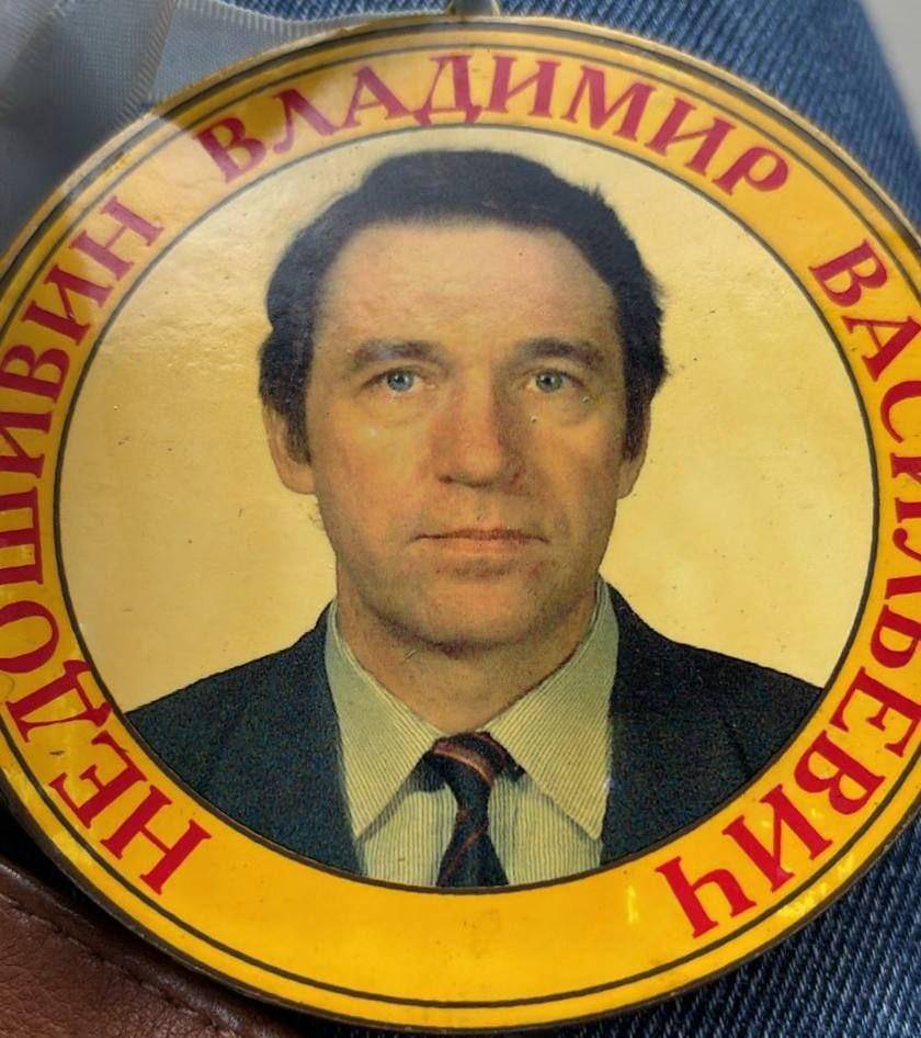  Конструктор «Искандера» умер после конфликта в подъезде — столкнул с лестницы сосед-сантехник Один из разработчиков российского ракетного комплекса «Искандер», 74-летний Владимир Недошивин, погиб не от рук врагов Отечества, а после пьяного конфликта в обычном подъезде в Коломне. В День Победы его избитого нашли жильцы и вызвали «Скорую». Через несколько дней пенсионер скончался в больнице. По данным, озвученным источниками, Недошивин много пил после выхода на пенсию, но «не дебоширил». Убил его 32-летний сосед — сантехник Анатолий Колобайцев, который, по собственным словам, столкнул конструктора с лестницы из-за того, что тот «помочился на первом этаже». Так закончилась жизнь человека, за чьими чертежами стоит одна из ключевых ракет российской армии. После пенсии — ни почёта, ни заботы, ни охраны. Только ступеньки, бетон и бытовая злость. Подписаться Прислать новость