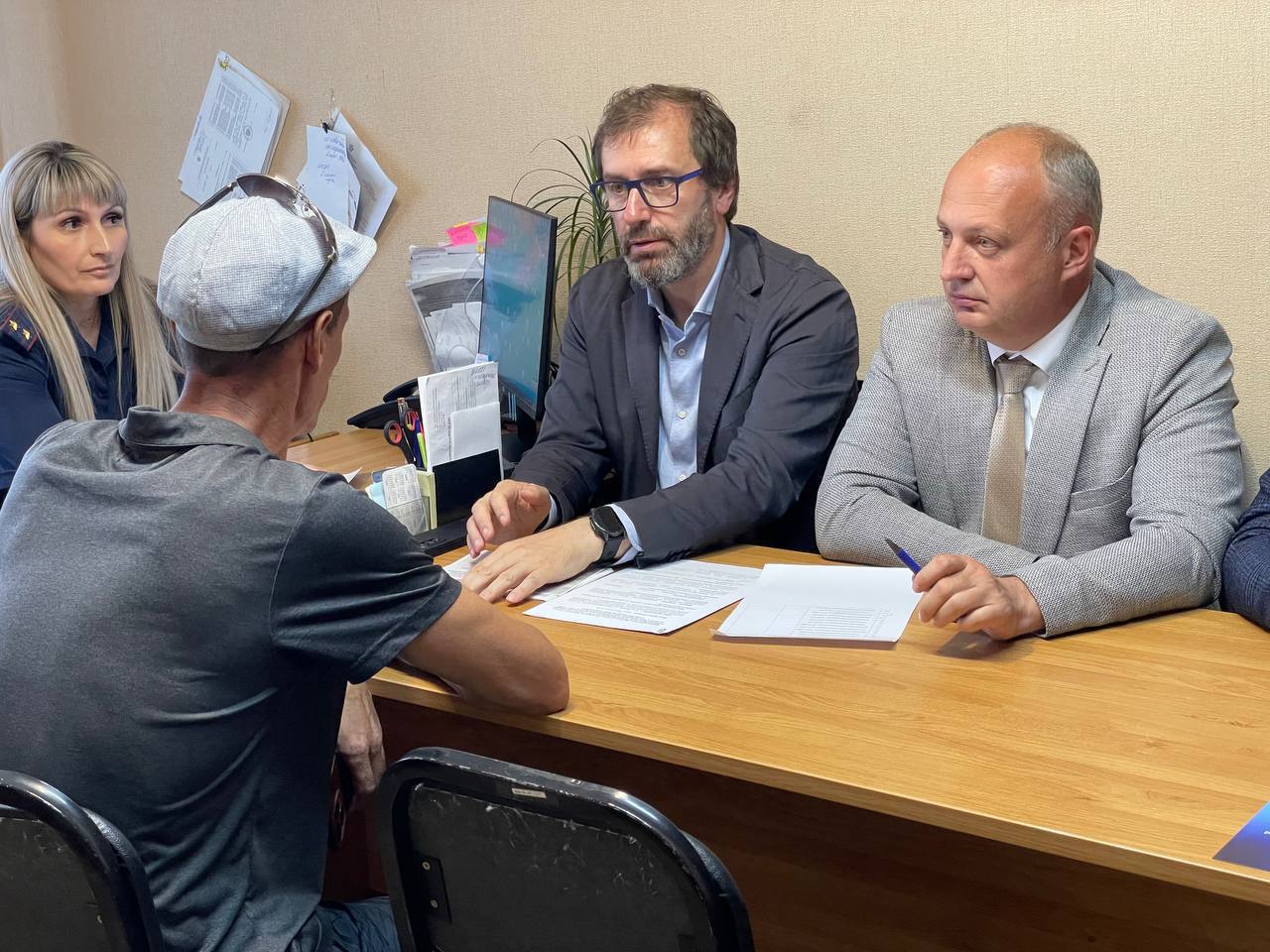 В Усть-Илимске состоялась встреча депутатов Законодательного Собрания с местными жителями по вопросам социальной поддержки участников СВО, заключивших контракт с Вооруженными Силами РФ. В мероприятии приняли участие председатель регионального парламента Александр Ведерников, депутаты Артем Лобков и Виталий Перетолчин, мэры Усть-Илимска Эдуард Симонов и Усть-Илимского муниципального округа Яков Макаров, начальник Усть-Илимского межмуниципального филиала уголовно-исполнительной инспекции ГУФСИН России по Иркутской области Ольга Глазунова. Александр Ведерников обратил внимание на приоритетность вопросов социальной защиты военнослужащих, участвующих в СВО, и членов их семей. Он напомнил, что на прошедшей сессии ЗС поддержана инициатива губернатора Иркутской области Игоря Кобзева, направленная на упрощение требований к стажу при трудоустройстве участников СВО на муниципальную службу. В ходе встречи представлена информация о мерах поддержки военнослужащих, заключивших контракт. Среди них – единовременная региональная денежная выплата в размере 1 миллиона рублей и федеральная – 400 тыс. рублей, право на бесплатное получение земельного участка для индивидуального жилищного строительства или ведения личного подсобного хозяйства, а также льготы при поступлении в высшие учебные заведения для участников СВО и их детей. Александр Ведерников подчеркнул, что ЗС ведет непрерывную работу по совершенствованию нормативно-правовой базы в сфере социальной поддержки участников СВО. «Оказание поддержки военнослужащим, находящимся в зоне проведения специальной военной операции, является нашим безусловным приоритетом и долгом. Мы осознаем ответственность, возложенную на нас, и прилагаем все усилия для обеспечения участников СВО и их семей необходимыми мерами поддержки», – добавил спикер ЗС.