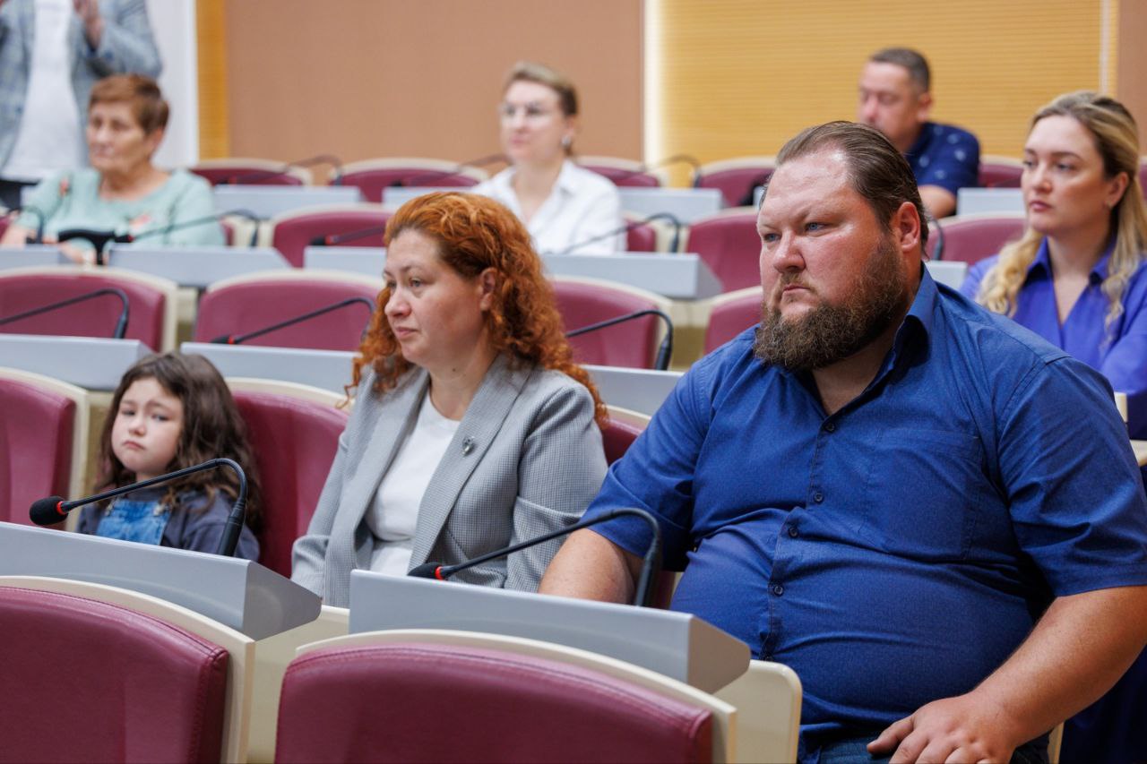 #роз Сегодня в СФУ на заседании общего собрания Красноярского регионального отделения Российского общества «Знание» было принято решение о создании Наблюдательного совета и избрании председателя. Им стал губернатор края Михаил Котюков. Общество «Знание» – крупнейшая в стране современная просветительская организация. Председателем регионального отделения, напомним, является ректор СФУ Максим Румянцев. «Сегодня Общество «Знание» насчитывает в регионе более 261 активных лекторов. За первое полугодие 2025 года прошло 389 просветительских мероприятий для 25 159 человек. В регионе успешно реализуются федеральные проекты Общества «Знание» – Знание.Лекторий, Знание.Герои, Знание.Государство и другие. Деятельность регионального отделения Общества — это не только лекции, мастер-классы, квизы, но и выступления и диалоги с федеральными спикерами-гостями региона».