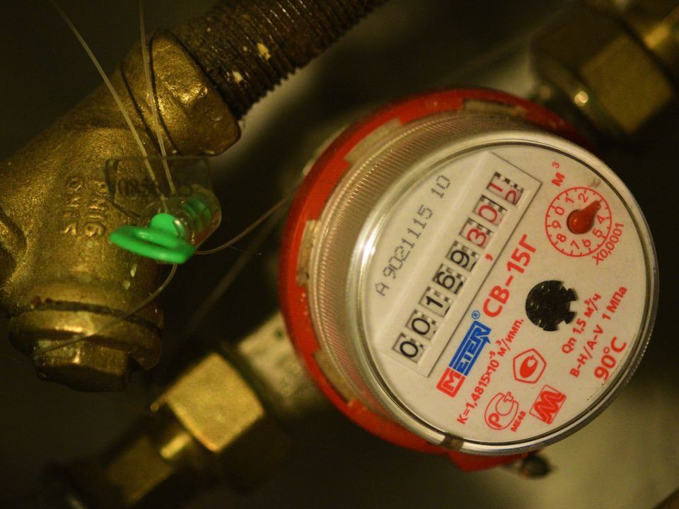 Мы из ЖКХ откройте мошенники снова пошли по квартирам В новогодние дни жителям советуют быть особенно внимательными и не пускать в дом незнакомцев которые представляются сотрудниками коммунальных служб Аферисты обходят подъезды названивают и рассылают письма включая поддельные уведомления якобы от управляющих компаний или ресурсоснабжающих организаций Под предлогом обязательной поверки счетчиков замены сантехники или проверки газового оборудования навязывают платные услуги Важно В жилинспекции подчеркнули что в период праздничных дней городские службы не осуществляют плановых осмотров жилых помещений В обычное время представители коммунальных организаций не могут войти в квартиру без предварительного согласия жильцов если только не возникла аварийная ситуация требующая немедленного вмешательства Предупредите родных и близких