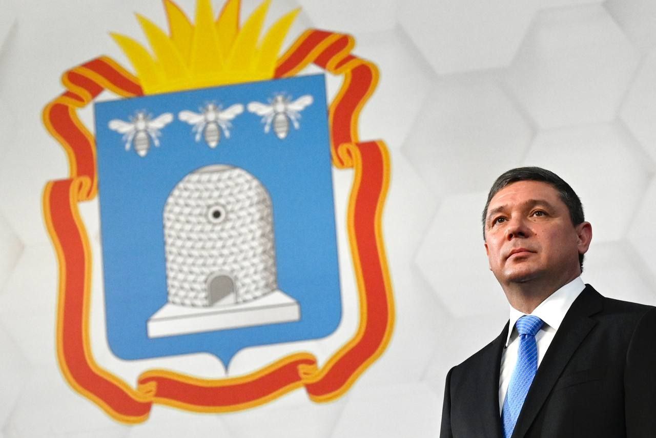 6 ноября состоится пресс конференция главы Тамбовской области Евгения Первышова для журналистов региональных и федеральных средств массовой информации посвященная году его работы в регионе Трансляция разговора будет доступна в социальных сетях ВКонтакте и Одноклассники Начало пресс конференции в 12 00 Руководитель региона не только подведет итоги работы но и расскажет о стратегии развития Тамбовской области Евгений Первышов постоянно подчеркивает что работа власти должна быть открытой и ориентированной на потребности жителей Ранее всех подчиненных руководитель региона призвал внимательно относиться к тем вопросам которые поступают от тамбовчан Прятаться скрываться огрызаться это недопустимо Нужна ясность и прозрачность в нашей работе Жители региона должны получать ответы на все возникающие вопросы уверен глава Тамбовской области Евгений Первышов Фото Павел Васильев Наши новости в МАХ