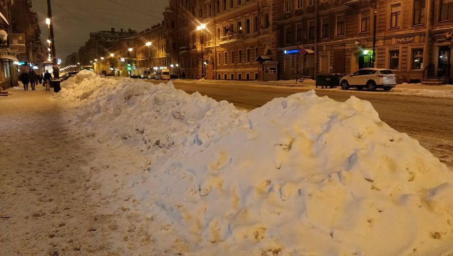 Петербург утонул в снегу новый рекорд этой зимы Зима в Северной столице берёт своё Высота снежного покрова в Петербурге выросла до 18 сантиметров это максимальный показатель за весь сезон В Ленинградской области ситуация ещё серьёзнее   в Сосново сугробы достигли 35 см Коммунальные службы работают в усиленном режиме но снегопады продолжают добавлять работы и водителям и пешеходам Петербург окончательно вошёл в настоящую зимнюю фазу