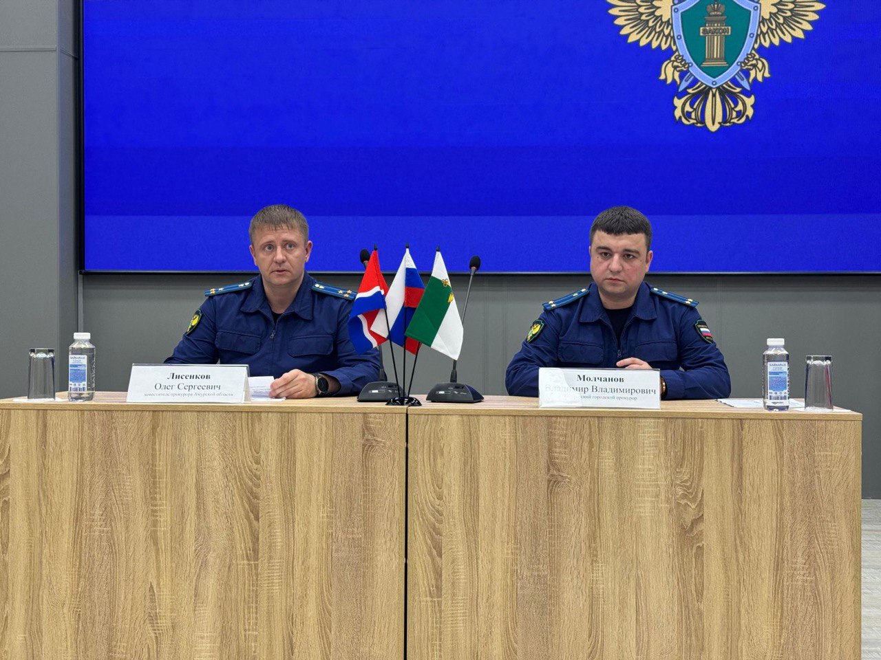 Назначен Тындинский городской прокурор Амурской области  Приказом Генерального прокурора Российской Федерации от 1 августа 2025 года Тындинским городским прокурором Амурской области на 5-летний срок полномочий назначен советник юстиции Молчанов Владимир Владимирович.  Нового прокурора коллективу, органам местного самоуправления, правоохранительному и судебному корпусу представил заместитель прокурора области Олег Лисенков.  Владимир Молчанов родился в 1991 году в городе Зея Амурской области, в 2013 году окончил Московскую академию предпринимательства при Правительстве г. Москвы, имеет квалификацию юриста по специальности "Юриспруденция".  В 2013-2014 годах проходил военную службу по призыву.  В период с 2014 года последовательно замещал должности помощника, старшего помощника прокурора Магдагачинского района, старшего помощника и заместителя Свободненского городского прокурора, с 2023 по 2025 годы - прокурора Сковородинского района.  Ранее состоявший в должности Тындинского городского прокурора Константин Панаско  освобожден от нее в связи с назначением на должность заместителя прокурора Воронежской области.