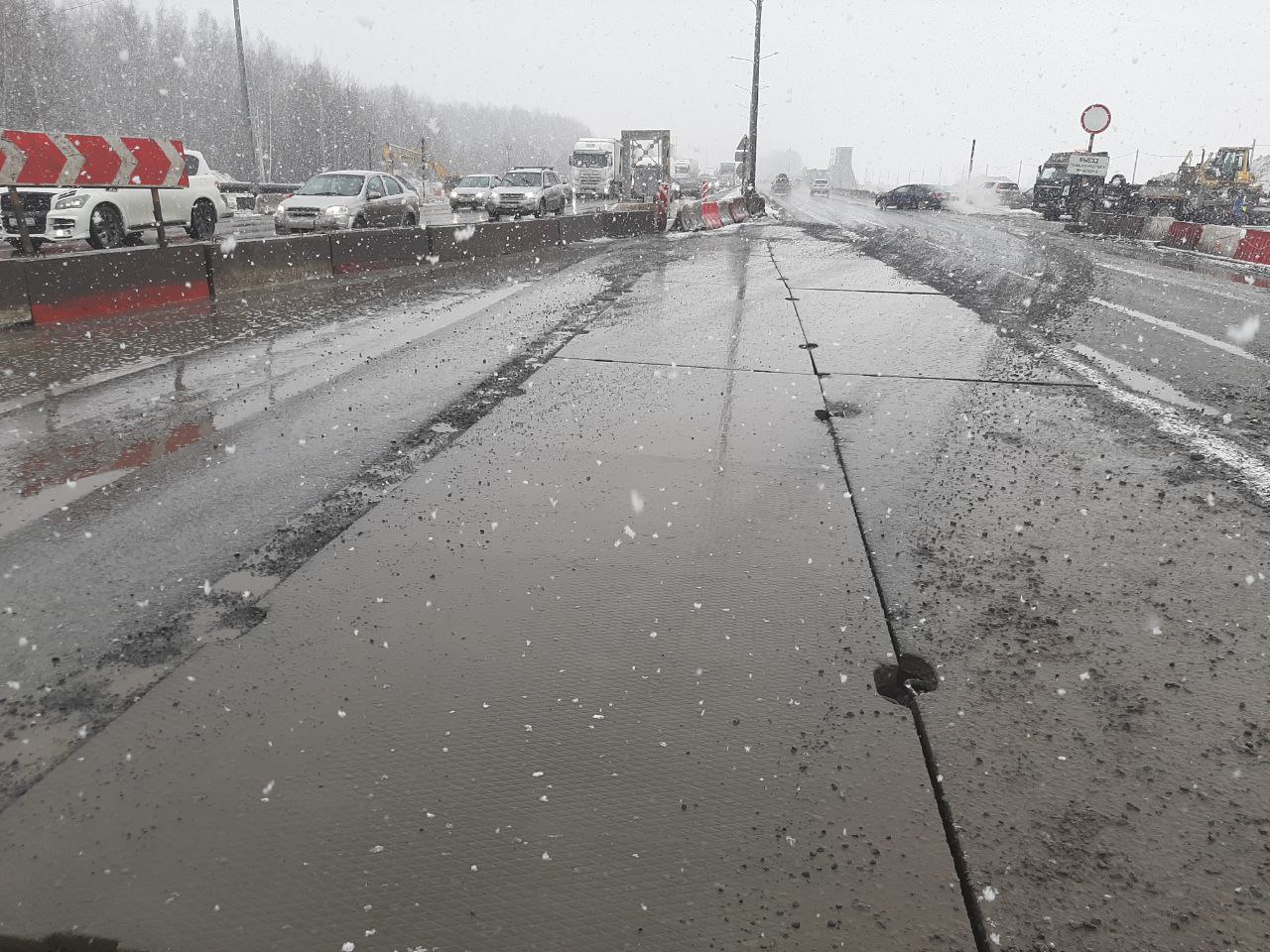 Тюменцы жалуются на участок строящейся развязки на Московском тракте на дороге «Екатеринбург — Тюмень». Здесь автомобилистам сложно проехать из-за деформации дорожного покрытия. Ситуация находится под контролем.  Проблема появилась после потепления. Произошло оттаивание грунтового основания. Большегрузы деформировали дорожные плиты.  С 17 марта начались восстановительные работы. Устранены дефекты на дороге в направлении от Тюмени к посёлку Московский.  ⏺Работы проходят в ночное время. Дефекты планируется устранить дорожными службами до 21 марта.  Источник: ГУС ТО