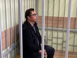 Бывшего ректора Воронежского госуниверситета ВГУ Дмитрия Ендовицкого осудили на 8 лет Ленинский райсуд Воронежа признал его виновным в передаче взятки и распространении порнографических материалов и приговорил к 8 годам колонии строгого режима Дело рассматривалось в закрытом режиме Обвиняемому в посредничестве во взятке профессору ВГУ Юрию Трещевскому дали 5 лет условно Ендовицкий находится под стражей с июня 2024 года после возбуждения уголовного дела о даче взятки 600 тыс рублей за успешную защиту диссертации его супруги В ноябре 2024 го добавилось еще одно уголовное дело об изготовлении и распространении порнороликов Бывший ректор категорически отрицал свою Он заявлял что стал неугодным определенным лицам О подробностях этого дела наш канал рассказывал многократно