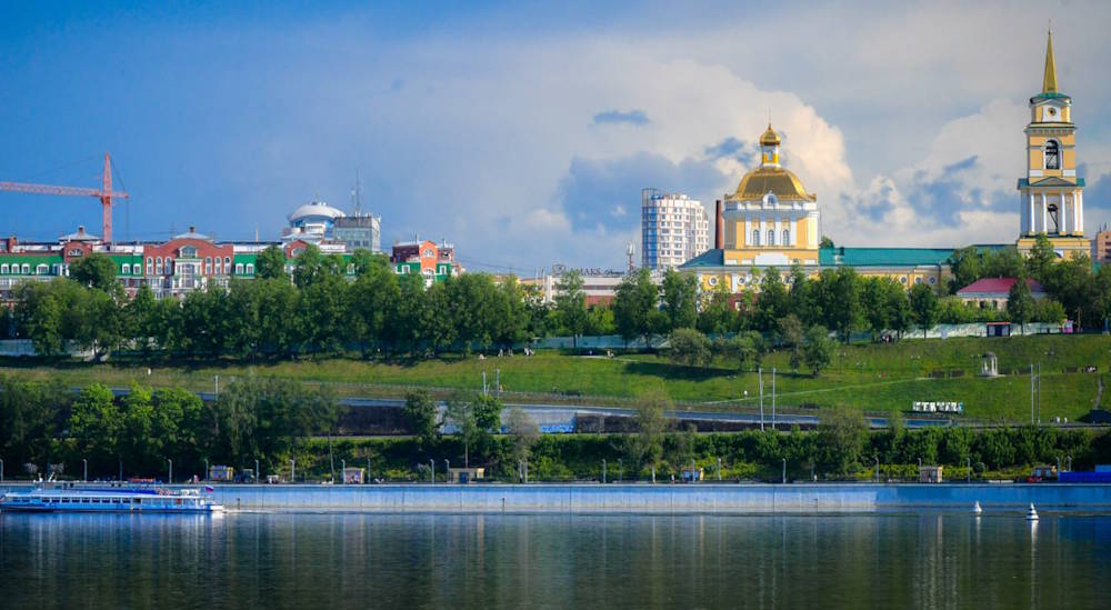 Власти Перми представили праздничную программу на День города 12 июня Более 60 мероприятий ждёт жителей и гостей Перми в праздничные дни 11-12 июня - в День города и День России. Основные события развернутся на эспланаде и набережной реки Камы, а также во всех районах города. Празднование начнётся 11 июня в 23:00 в сквере имени В.Н. Татищева. Здесь пройдут церемонии вручения символического “ключа от города” и наград отличившимся пермякам в рамках Года защитника Отечества. Главная сцена праздника расположится на эспланаде перед Театром-Театром. 12 июня с 12:00 здесь стартует масштабная концертная программа, в которой впервые в Перми пройдёт фестиваль «Блогеры России» – особый подарок городу в статусе “Молодёжная столица России – 2025”. Читать далее >>>