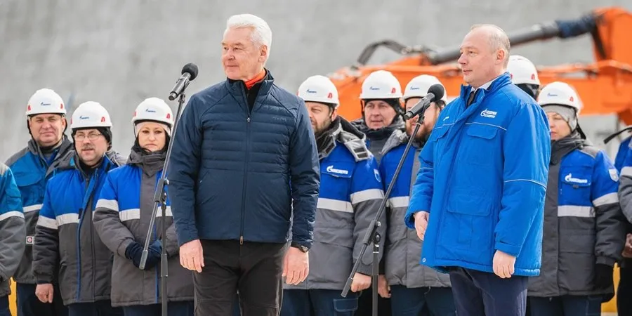 Газпром начал строительство новых энергоблоков на ТЭЦ 25 и ТЭЦ 26 в Москве Два новых энергоблока в сумме дадут столице дополнительные 500 МВт электрической мощности  Строительство на ТЭЦ 25 и ТЭЦ 26 двух новых современных энергоблоков позволит существенно повысить надежность энергоснабжения Московской энергосистемы Строительство мы будем вести высокими темпами и полностью завершим в 2028 г При этом первоочередные мощности запустим уже к концу 2027 г   отметил глава Газпрома А Миллер Новые энергоблоки будут интегрированы в действующую инфраструктуру электростанций и ориентированы на работу в составе теплофикационной схемы города обеспечивая как выработку электроэнергии так и тепловую нагрузку Проект реализуется в рамках модернизации генерирующих мощностей и повышения эффективности существующих ТЭЦ Источник фото Telegram канал Газпрома                 все новости технологии журнал подписаться поддержать MAX
