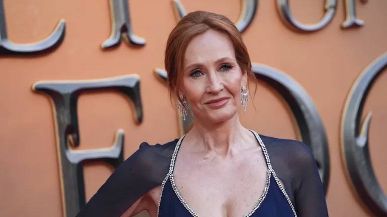 Джоан Роулинг понравился сценарий сериала о Гарри Поттере Писательница Джоан Роулинг поделилась своим мнением о сценарии сериала по книгам о Гарри Поттере. Об этом она написала в соцсети X. «Я прочитала первые две серии предстоящего сериала, и они невероятно хороши», ― отметила Роулинг. Писательница выступает в качестве исполнительного продюсера новой экранизации книг. Над сериалом работает HBO, премьера первых эпизодов проекта о «мальчике, который выжил» ожидается в 2027 году. HBO обещает снять «точный» сериал-адаптацию по всем книгам Роулинг. Как ожидается, по каждой книге будет снят отдельный сезон. Планируется, что съемки сериала начнутся летом : Scott Garfitt / AP