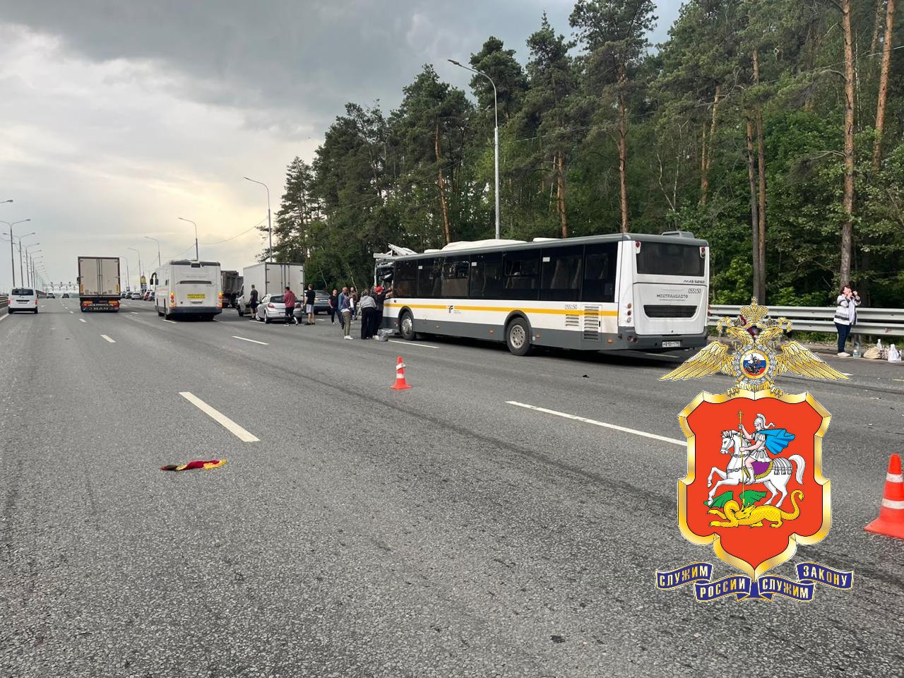 Подмосковные полицейские разбираются в обстоятельствах ДТП на Симферопольском шоссе Сегодня на 45-м километре автодороги М-2 «Крым» произошло дорожно-транспортное происшествие. Водитель, управляя рейсовым автобусом, следующим по маршруту «Чехов — Москва», совершил попутное столкновение с грузовым автомобилем. По предварительным данным в ДТП пострадали водитель автобуса и шесть пассажиров. На месте происшествия работают сотрудники Госавтоинспекции, движение затруднено.