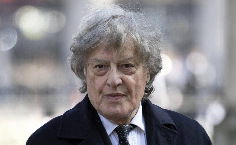 Умер драматург и режиссер Том Стоппард сообщает The Guardian Ему было 88 лет Известность Стоппарду принесла пьеса Розенкранц и Гильденстерн мертвы В 1967 м она была поставлена в Национальном театре Лондона Среди других известных работ Стоппарда Аркадия Берег Утопии Индийская тушь Рок н ролл Трудная задача Леопольдштадт В качестве сценариста он принимал участие в создании ряда кинокартин Империя солнца 1987 Русский дом 1990 Влюбленный Шекспир 1998 и Анна Каренина 2012 Фото Justin Tallis Getty Images РБК в Telegram и MAX