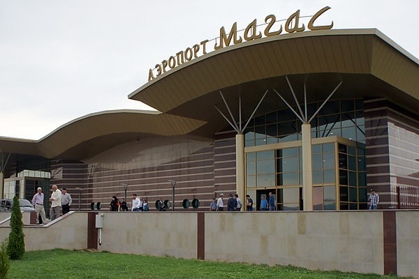 Между Ингушетией и Татарстаном запустили авиасообщение Первый регулярный авиарейс из Татарстана прибыл в Ингушетию во вторник Об этом сообщает Интерфакс со ссылкой на пресс службу руководителя региона В международном аэропорту Магас имени первого Героя России Суламбека Осканова приземлился первый пассажирский рейс из Казани заявил собеседник агентства По его словам запуск нового направления стал результатом договоренностей достигнутых в ходе визита главы Татарстана Рустама Минниханова в Ингушетию Полеты между регионами будут выполняться на регулярной основе каждую неделю по вторникам aviaru net n288538