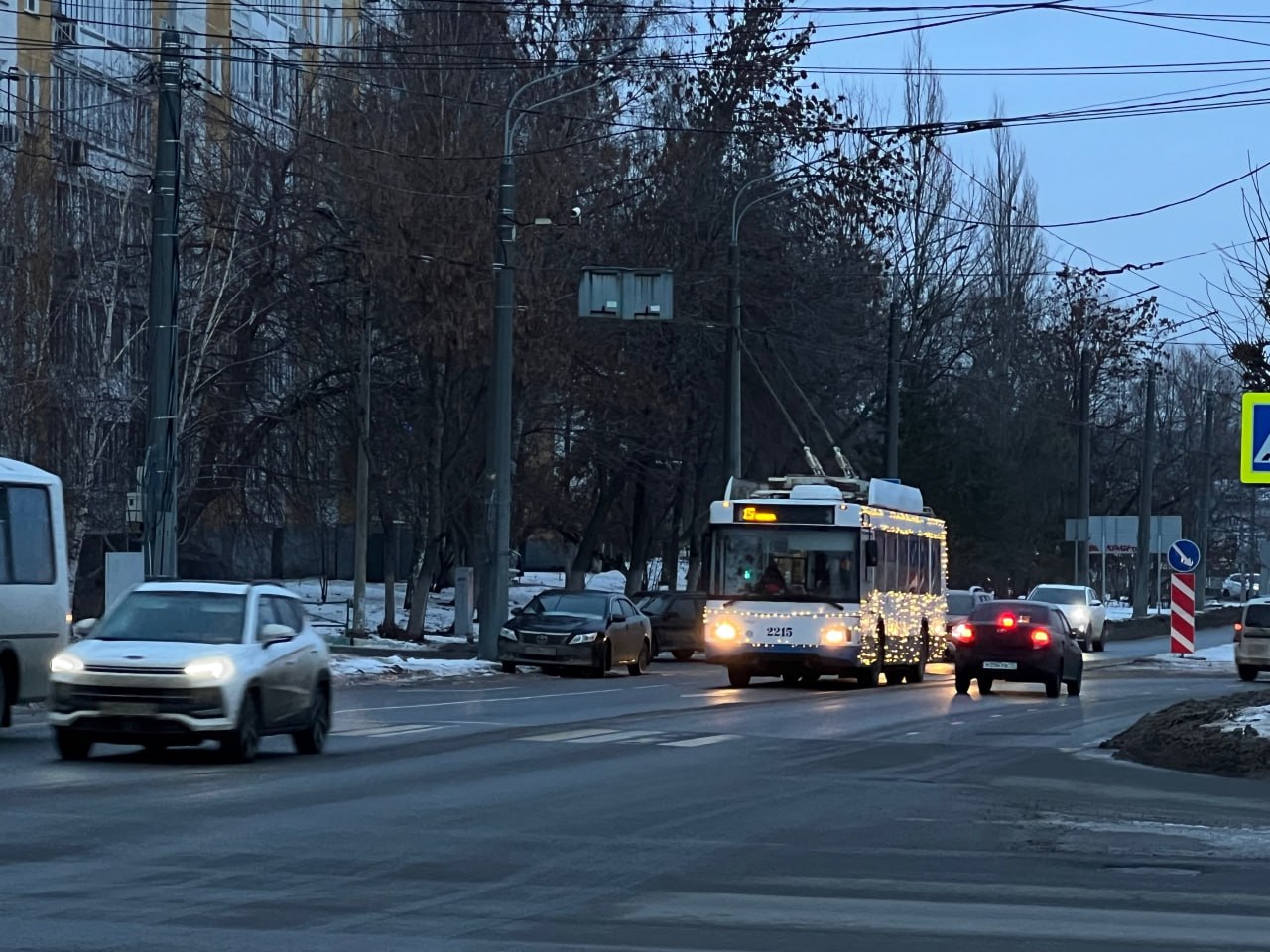 В будние дни в Саранске на городские маршруты выходят не меньше 85 автобусов и троллейбусов. По сравнению с прошлым годом ситуация стабильная. Ведется планомерная работа по сокращению интервала движения общественного транспорта. В первом полугодии парк пассажирской техники планируется увеличить еще на 10 единиц.   Работу городского хозяйства обсуждали сегодня на оперативном совещании у Главы РМ Артёма Здунова. В нем приняли участие вице-премьер Батыр Эмеев и временно исполняющий полномочия главы Саранска Владимир Быков.