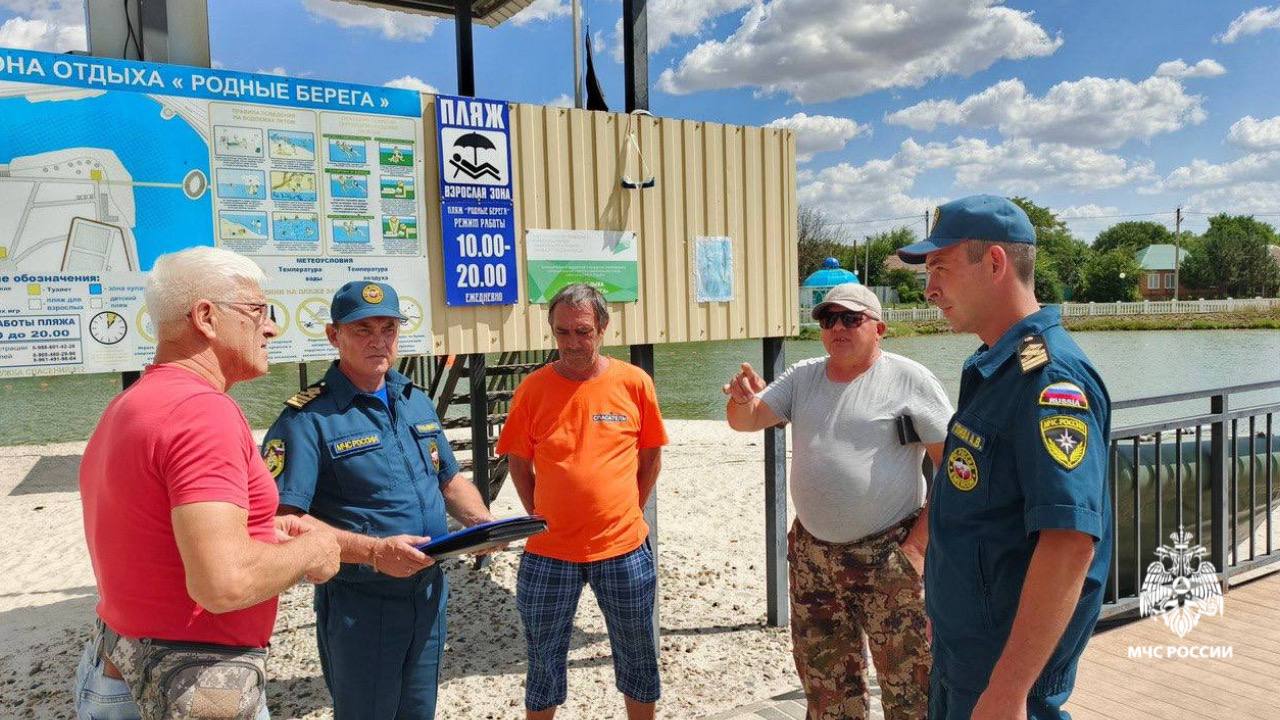 Специалисты центра ГИМС продолжают патрулирование водоемов Ставрополья   Инспекторы Государственной инспекции по маломерным судам МЧС Ставрополья продолжают проводить регулярные рейды на водных объектах края, уделяя особое внимание местам массового скопления людей. Такие мероприятия направлены на предотвращение несчастных случаев и обеспечение безопасности отдыхающих во время купального сезона.     В ходе патрулирований инспекторы проверяют не только маломерные суда, но и соблюдение правил безопасности на пляжах и оборудованных зонах отдыха. Особый контроль ведется за наличием спасательных постов, исправностью маломерных средств спасения и информационных табличек.   ‍ МЧС России по Ставропольскому краю рекомендует купаться только на оборудованных и разрешенных местах купания. Несоблюдение установленных правил и легкомысленное отношение к возможным рискам на воде чаще всего имеют печальные последствия.    Безопасность начинается с тебя!      MAX  #МЧС26 #МЧССтаврополья
