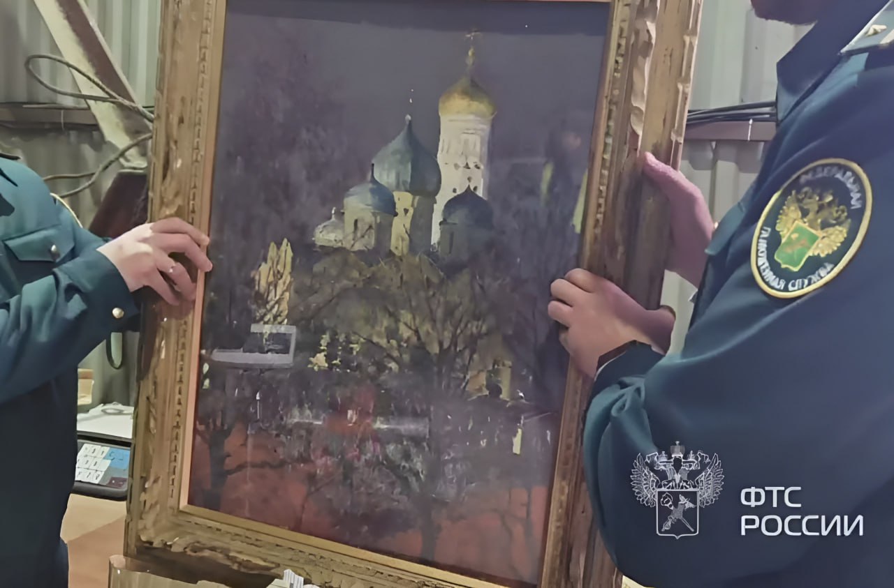 Таможенники конфисковали литографию правнука Льва Толстого на судне из Японии Литографию живописца Олега Толстого правнука известного писателя уроженца Ясной Поляны Тульской губернии Льва Толстого обнаружили владивостокские таможенники на судне из Японии Известно что картина находилась в каюте одного из членов экипажа судна который заявил что произведение искусства ему передал незнакомый человек в порту Тояма для последующей передачи другому незнакомцу во Владивостоке Из за того что товар ввезен без декларирования и не предназначался для личного пользования на нарушителя возбуждено административное дело Саму литографию изъяли и направили на экспертизу для установления художественной и исторической ценности По результатам исследования это литография Московский кремль 1960 года По решению суда предмет правонарушения конфисковали и обратили в собственность государства Фото скриншот из видео ФТС России 1 2 Подпишись на новости