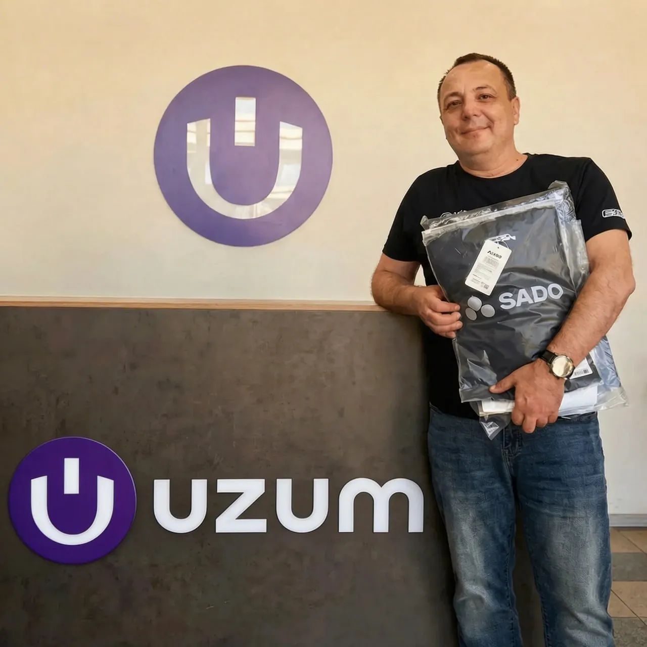 Uzum Market доставил 100 миллионный заказ Национальный маркетплейс Uzum Market зафиксировал 100 миллионный заказ Его оформил Владислав Андреев из Намангана один из постоянных пользователей платформы на счету которого уже более 200 заказов Я пользуюсь Uzum Market с самого запуска Чаще всего заказываю детское питание игрушки товары для питомцев и мелкую бытовую технику Удобно что доставка приходит уже на следующий день а заказ можно проверить при получении Кроме того на платформе есть широкий выбор товаров которых нет в нашем городе Было очень неожиданно и приятно узнать что именно мой заказ стал юбилейным рассказал Владислав Команда Uzum Market передала Владиславу подарок на память и конечно промокод на новые покупки