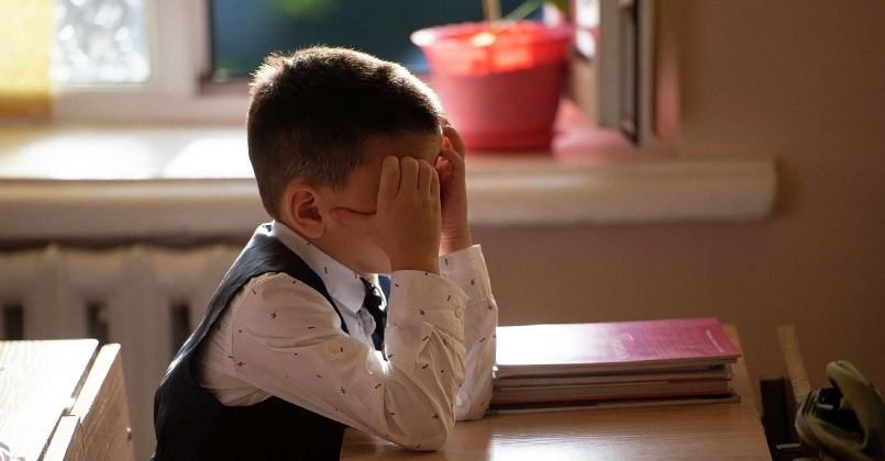 В одной из школ в Таллине родители украинских второклассников подали коллективную жалобу на преподавателя эстонского языка, которого обвиняют в жестоком обращении с детьми. По словам родителей, учитель регулярно ставит крайне низкие оценки, запугивает учеников и прибегает к сомнительным методам дисциплины. Родители подтверждают, что педагог делает ученикам замечания за разговоры на русском или украинском языке даже во внеурочное время, при этом ссылаясь на конкретные статьи из школьного кодекса. Также известно, что во время одного из занятий учительница якобы заставила украинских детей стоять на протяжении всего урока, пояснив это как способ «лучше усвоить материал». После многочисленных обращений родителей руководство школы пошло лишь на незначительные уступки. В целом, по словам родителей, ситуация остается без подвижек.