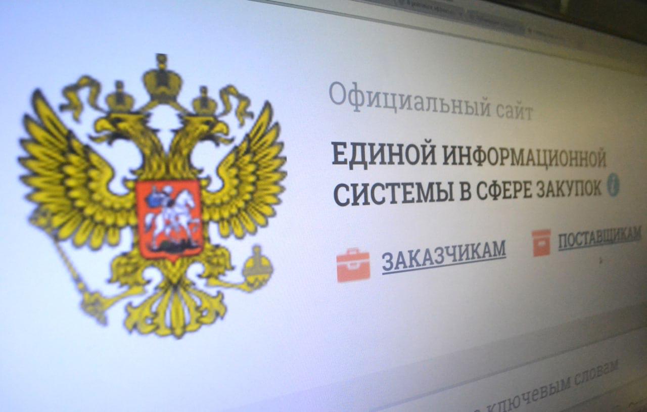 Минстрой разъяснил когда можно изменять цену госконтракта в соответствии с ПП 680 Минстрой России в письме от 19 08 2025 ЛТ 48756 АГ 09 разъяснил вопросы применения положений Постановления Правительства РФ от 16 04 2022 680 Об установлении порядка и случаев изменения существенных условий государственных и муниципальных контрактов предметом которых является выполнение работ по строительству реконструкции капитальному ремонту сносу объекта капитального строительства проведение работ по сохранению объектов культурного наследия Данное постановление допускает изменение существенных условий контрактов на строительство из за роста цен на ресурсы Как следует из разъяснения согласно подп ж п 1 Постановления 680 цена контракта может быть увеличена без изменения объёма работ но не более чем на 30 При этом если применяются и другие основания из того же постановления общий рост цены может и превысить 30 Для контрактов заключённых после 31 12 2022 применяется ограничение рост цены по подп ж п 1 не более 30 Если контракт заключён до 31 12 2022 и его цена 100 млн руб и более то при изменении условий нужна повторная государственная экспертиза проектной документации с проверкой достоверности смет по Методике 841 пр и Положению 145 В письме уточняется что Постановление Правительства Российской Федерации 9 августа 2021 г 1315 О внесении изменений в некоторые акты Правительства Российской Федерации принято в развитие пункта 8 части 1 статьи 95 Федерального закона 44 ФЗ О контрактной системе в сфере закупок товаров работ услуг для обеспечения государственных и муниципальных нужд и применяется исключительно при осуществлении закупок для обеспечения федеральных нужд Постановление 680 является самостоятельным документом заказчики могут применять его напрямую без ожидания дополнительных решений от региональных органов ассоциацияцентризыскания сроцентрпроектирования инженерныеизыскания проектирование proektirovschiki izyskateli sro ciz ru sro cp ru izyskateli info