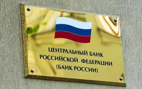 Банк России с 1 октября откроет сервис, который позволит по запросу получить справочную информацию о том, относится ли ИП или юрлицо на платформе «Знай своего клиента»  ЗСК  к группе высокого уровня риска совершения подозрительных операций  Проверить можно как собственный уровень риска, так и уровень риска третьих лиц, в том числе потенциальных и действующих контрагентов.  Если компания или ИП не согласны с тем, что находятся в «красной зоне» на платформе ЗСК, они могут обратиться в Банк России с заявлением о пересмотре этого решения. Важно, что это могут сделать только те клиенты, к которым их банк не применил ограничительные меры по «антиотмывочному» законодательству. Если же такие меры уже применяются, компания или ИП, как и раньше, могут обратиться в Межведомственную комиссию при Банке России через интернет-приемную.  ЦБ на основании собственных аналитических данных и по совокупности критериев распределяет банковских клиентов — юрлиц и ИП — на три группы риска: низкий, средний и высокий.  #цб #сервис #зск