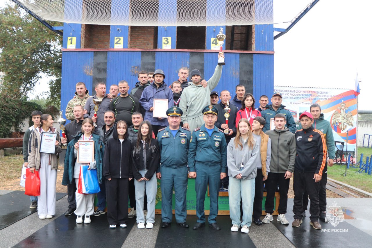 В Нальчике определили лучших пожарных спасателей среди молодежи В Нальчике завершилось первенство по пожарно спасательному спорту посвященное 35 летию МЧС России Соревнования проходили в течение трех дней и собрали молодых спортсменов стремящихся продемонстрировать свое мастерство и навыки в профессиональных дисциплинах Участники состязались в командных и личных зачетах в трех дисциплинах подъем по штурмовой лестнице в окно учебной башни преодоление 100 метровой полосы с препятствиями и боевое развертывание Подробнее здесь