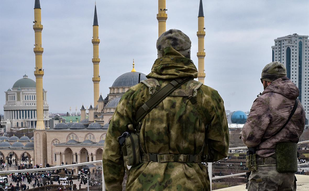 Чеченские силовики принудительно отправили на войну как минимум семь задержанных геев. Один мужчина уже погиб, — СК SOS  Силовики в Чечне шантажом вынудили отправиться добровольцами на войну как минимум семерых задержанных в республике геев, сообщает СК SOS. По данным правозащитников, мужчин начали принудительно отправлять на фронт еще до объявления частичной мобилизации.   В начале сентября прошлого года местные силовики задержали шестерых мужчин «по подозрению в гомосексуальной ориентации». Им угрожали отправкой в СИЗО по сфабрикованному уголовному делу, где информация об их ориентации станет известна сокамерникам.   Чтобы избежать этого, задержанным предлагали заплатить выкуп — 1.5 млн рублей — или же отправиться добровольцем на войну. Трое из них поехали на фронт, поскольку сумма была неподъемна для их семей. Один из них уже погиб.   В 2023 во время одного из рейдов были задержаны еще несколько представителей ЛГБТК+ сообщества. В итоге девушек передали родственникам, а четырех парней принудили отправиться в Украину. Их дальнейшая судьба неизвестна.