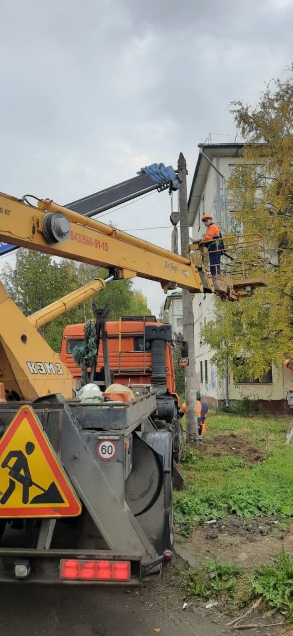 Архангельский Кот Глава Архангельска Дмитрий Морев сообщил, что городское предприятие "Горсвет" продолжает активные работы по улучшению освещенности дворовых территорий.  Окончен четвертый этап программы комплексного ремонта линий освещения дворовых территорий в микрорайоне округа Варавино-Фактория, ограниченном улицами Никитова, Воронина, Русанова и проспектом Ленинградским. В рамках этого проекта было заменено 83 аварийные опоры и 204 светильника с натриевыми лампами на более энергоэффективные светодиодные, отметил глава города.  Также в районе ТЦ "Фактория" и около ветеранских домов на проспекте Ленинградском было установлено 80 новых светильников, что значительно улучшило общий уровень освещенности. Общее число замененных светильников в округе Варавино-Фактория составило 284 на территории 60... подробнее на канале: Архангельский Кот @