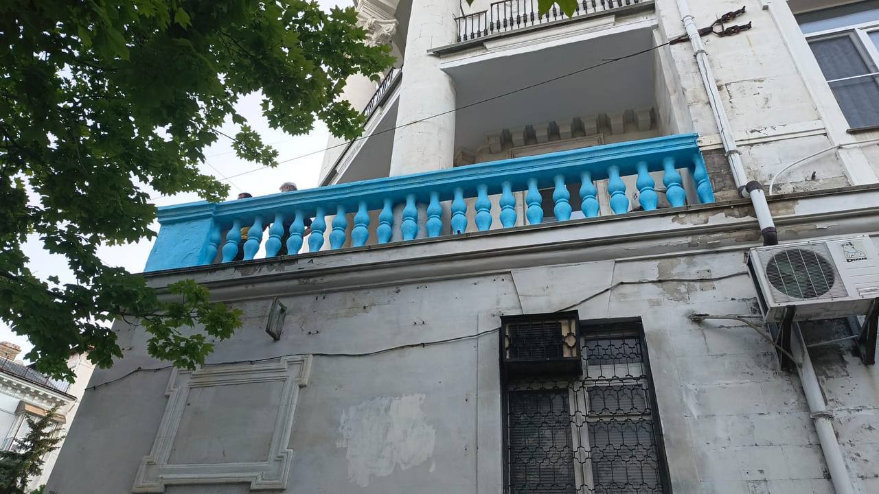 Собственникам квартиры в доме на ул. Ленина, 50 дали сутки на перекраску балкона Губернатор поручил Севнаследию разобраться с порчей ОКН в центре города. "Это на 100% противоречит действующему законодательству. За такое «творчество» все деятели понесут наказание. <...> Если собственники квартиры не приведут все в порядок завтра, то сами сделаем это в кратчайшие сроки", — написал Михаил Развожаев. ForPost
