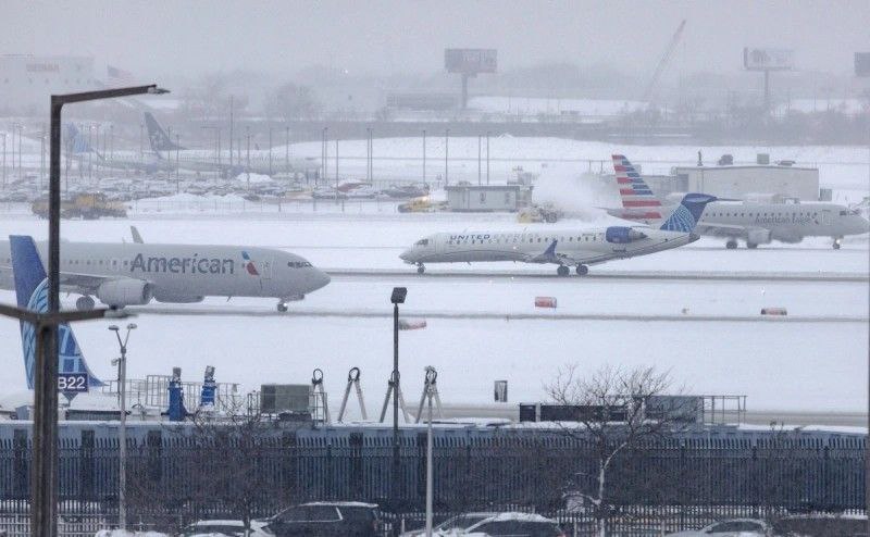 Министр транспорта США Шон Даффи сообщил что 25 января стало самым сложным днем для американской гражданской авиации по числу задержек и отмен рейсов из за неблагоприятные погодных условий Это худший день который мы наблюдали в части задержки и отмены рейсов со времен пандемии Но это делается для того чтобы обеспечить безопасность пассажиров сказал Даффи в эфире телеканала Fox News По данным министерства в стране было зафиксировано более 4 тыс задержек рейсов и свыше 11 тыс отмен полетов Министр транспорта призвал сограждан отказаться от необязательных поездок а также выбирать авиакомпании которые не злоупотребляют повышением цен в период массовых отмен Подписаться на PRO transport