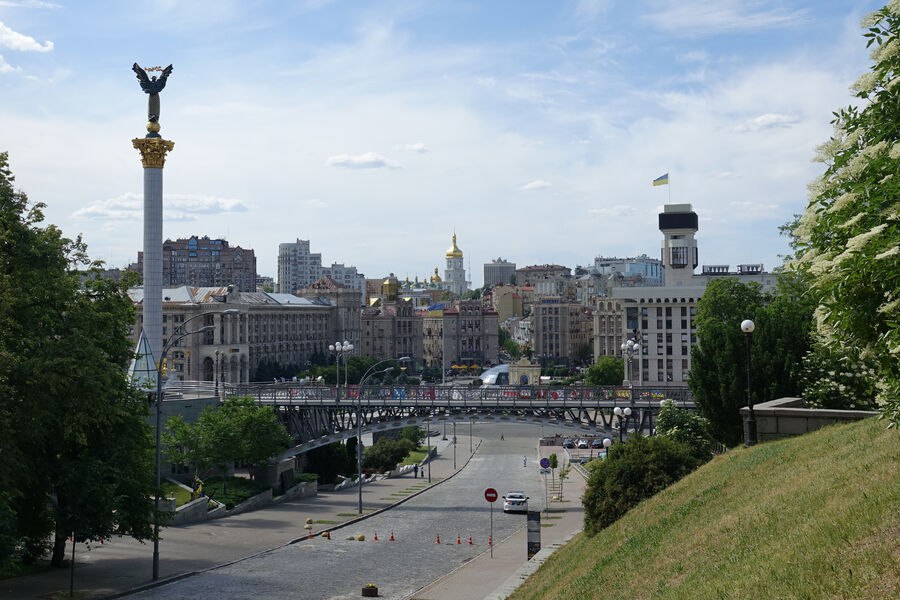 Страны Запада сократили финансовую помощь Украине в два раза. Об этом со ссылкой на данные украинского минфина сообщают «Ведомости». Утверждается, что в первой половине 2024 года Запад профинансировал лишь 27 процентов всех расходов украинского бюджета, при этом в первом полугодии прошлого года этот показатель составил 50 процентов. Финансирование расходов бюджета страны в денежном выражении за год упало с 19,1 до 10,6 миллиарда долларов. В Киеве заявили об обещании Запада финансировать производство ракет в стране Одновременно с этим растет нагрузка на бюджет Украины. В первой половине текущего года Киев потратил 900 миллионов долларов на обслуживание долгов, а во второй половине — 5,2 миллиарда, что больше, чем расходы на образование, здравоохранение и экономику Украины вместе взятые. Ранее государственный долг Украины вырос на 3,2 миллиарда долларов и превысил 155 миллиардов.