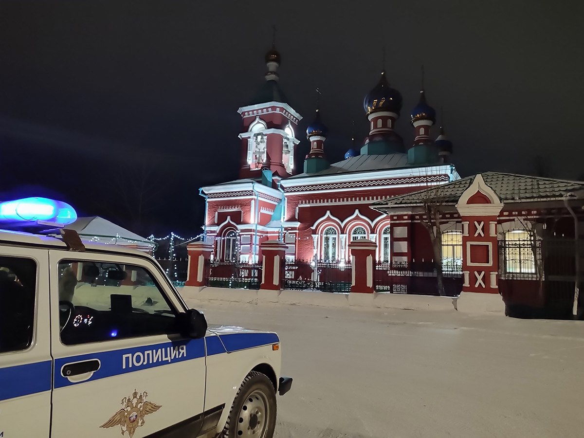 Полицейские Челябинской области обеспечили правопорядок во время ночных мероприятий, посвященных празднованию Крещения Господня    В ночь с 18 на 19 января сотрудники органов внутренних дел региона обеспечили охрану общественного порядка во время проведения мероприятий, посвященных празднованию Крещения Господня.    Купели и религиозные объекты полицейскими были взяты под охрану заранее. С личным составом органов внутренних дел перед заступлением на службу начальники провели инструктажи, на которых напомнили о соблюдении мер личной безопасности, вежливом и корректном общении с гражданами. Особое внимание руководители обратили на незамедлительность реагирования на обращения граждан, нуждающихся в помощи.  Инспекторами Госавтоинспекции принимались меры по недопущению заторовых ситуаций. Сотрудники ГИБДД при подъезде к купелям и храмам осуществляли распорядительно-регулировочные действия. Для прибывающих водителей были предусмотрены парковочные места, обеспечивалась возможность въезда и выезда. Работа госавтоинспекторов была направлена на создание комфортных условий для автомобилистов.    Охрану общественного порядка и безопасности граждан при проведении 127 религиозных мероприятий в 35 населенных пунктах Челябинской области обеспечили порядка 700 сотрудников органов внутренних дел. Стражи правопорядка отслеживали, в каком состоянии прибывают люди, и не допускали к купелям тех, кто имел признаки опьянения. Содействие полицейским оказывали коллеги из Росгвардии, участники добровольных народных дружин, представители казачества, работники частных охранных предприятий. В общей сложности в обеспечении правопорядка были задействованы более 1100 человек. За прошедшие сутки в регионе проведено 127 религиозных мероприятий, участниками которых стали свыше 21 тысячи жителей и гостей области. Принятыми мерами нарушений общественного порядка не допущено.  В настоящее время сотрудники полиции и приданные силы несут дежурство на купелях, ведь многие южноуральцы выбирают не темное время, а ждут рассвета, чтобы окунуться. Органами внутренних дел продолжается работа по обеспечению безопасности граждан при проведении праздничных религиозных мероприятий.     #мвд74 #полиция74 #полицияюжногоурала #новости