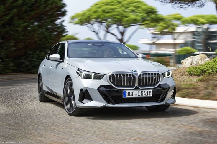 Женщина силой отобрала свой BMW X6, проданный петербуржцу. Она устроила засаду с сообщниками, чтобы забрать авто и немного наличных. При осмотре автомобиля для продажи на покупателей напали трое в масках с пистолетами. Одного затолкали в BMW, отвезли за документами и забрали 350 тыс. рублей. Второго вывезли на другой машине, отобрав 300 тыс. ₽. После заявления в полицию задержаны 47-летняя организаторша и её 23-летний сын, а автомобиль изъят. Остальных участников нападения разыскивают. Места СПб Новости СПб