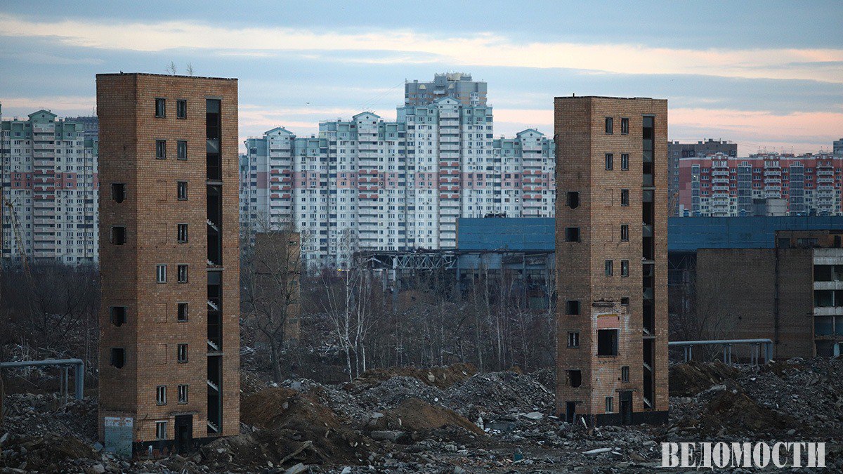 Инвестиции в участки под жилье упали до шестилетнего минимума  Российские девелоперы в первом полугодии 2025 года, согласно предварительным данным консалтинговой компании IBC Real Estate, потратили на покупку земельных участков под строительство жилья 37 млрд руб. Это почти в четыре раза меньше, чем было годом ранее.    Инвестиции в участки под жилье падают даже в самых востребованных у девелоперов регионах. Российские застройщики сокращают их из-за снижения спроса на новостройки и удорожания заемного капитала, говорят опрошенные «Ведомостями» эксперты. Снижение инвестиций в землю продолжится и во второй половине 2025 года.     Подпишитесь на «Ведомости»