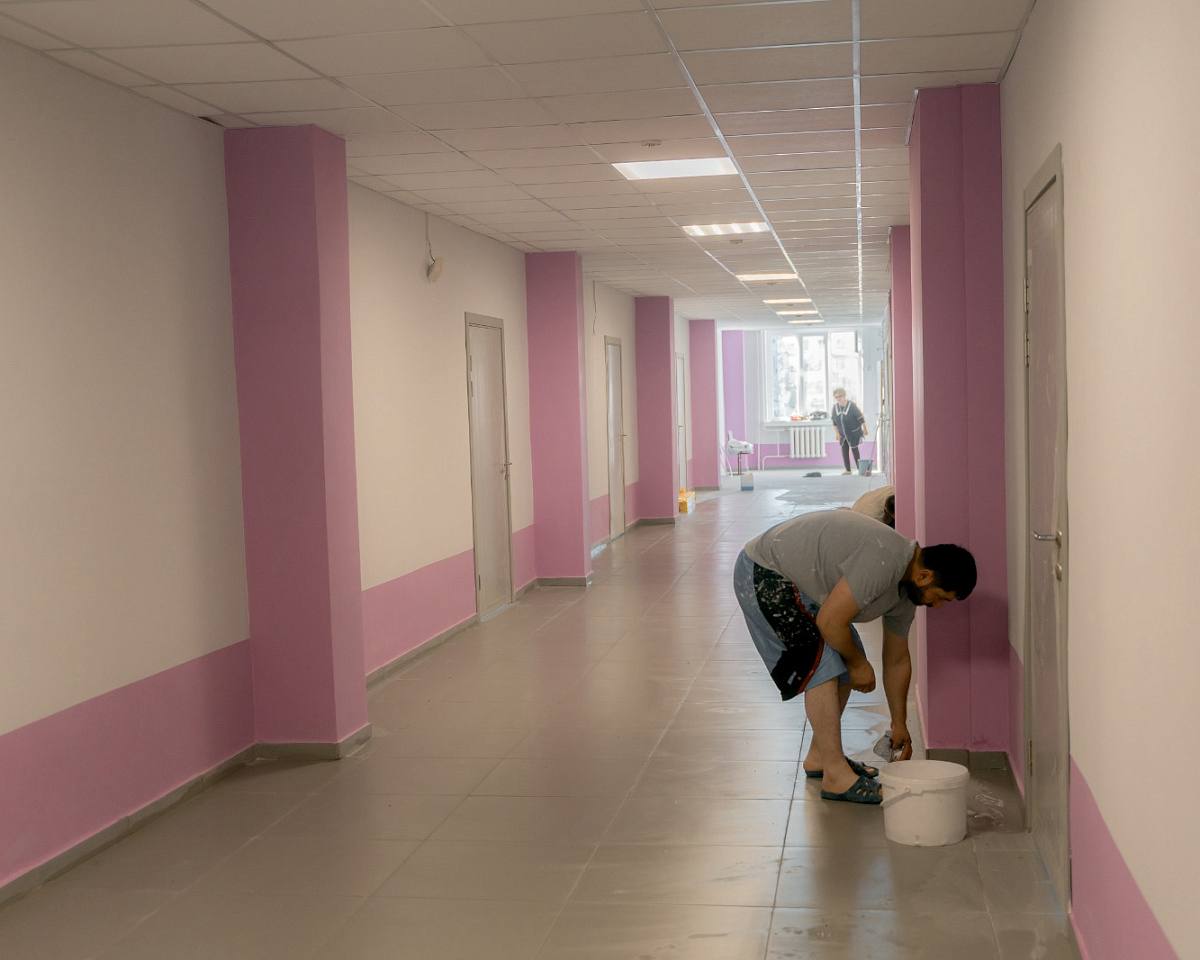 Фото Саха корейская школа и Школа 16 после капитального ремонта В Якутске в Саха корейской средней школе провели комплексную отделку помещений в том числе в столовой и актовом зале Выполнена облицовка керамической плиткой стен в санузлах и медицинском кабинете а также укладка линолеума в классах Кроме того полностью заменены оконные блоки двери проведена модернизация систем внутреннего водоснабжения и канализации обновлена система отопления Завершены масштабные электромонтажные работы ремонт и покраска фасада здания центрального крыльца и кровли В школе 16 им С Г Черных на улице Дзержинского проведен капитальный ремонт также По информации на 21 августа готовность объекта составляет 99 процентов Здесь основательно отремонтировали стены потолки полы входную группу Обновили электроснабжение систему отопления и канализации холодное и горячее водоснабжение Заменены окна двери унитазы раковины Также отремонтирован фасад здания exostolicy