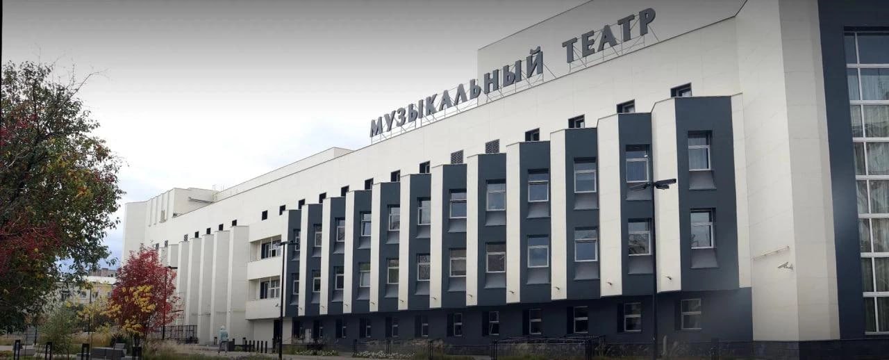 Красноярский музыкальный театр заказал капитальный ремонт сцены за 352 миллиона рублей В закупку входят демонтаж старой сцены, строительные работы, закупка и установка нового оборудования и прочие затраты. На оборудование, к примеру, потратят до 234 миллионов рублей. Источник финансирования — субсидия из краевого бюджета. Торги намечены на 6 августа. Обновить и отремонтировать сцену надо будет до 25 марта 2026 года. На время ремонта музтеатр будет показывать свои постановки на других площадках Красноярска: в театре оперы и балета, в театре имени Пушкина, краевой филармонии и Сибирском государственном институте искусств.