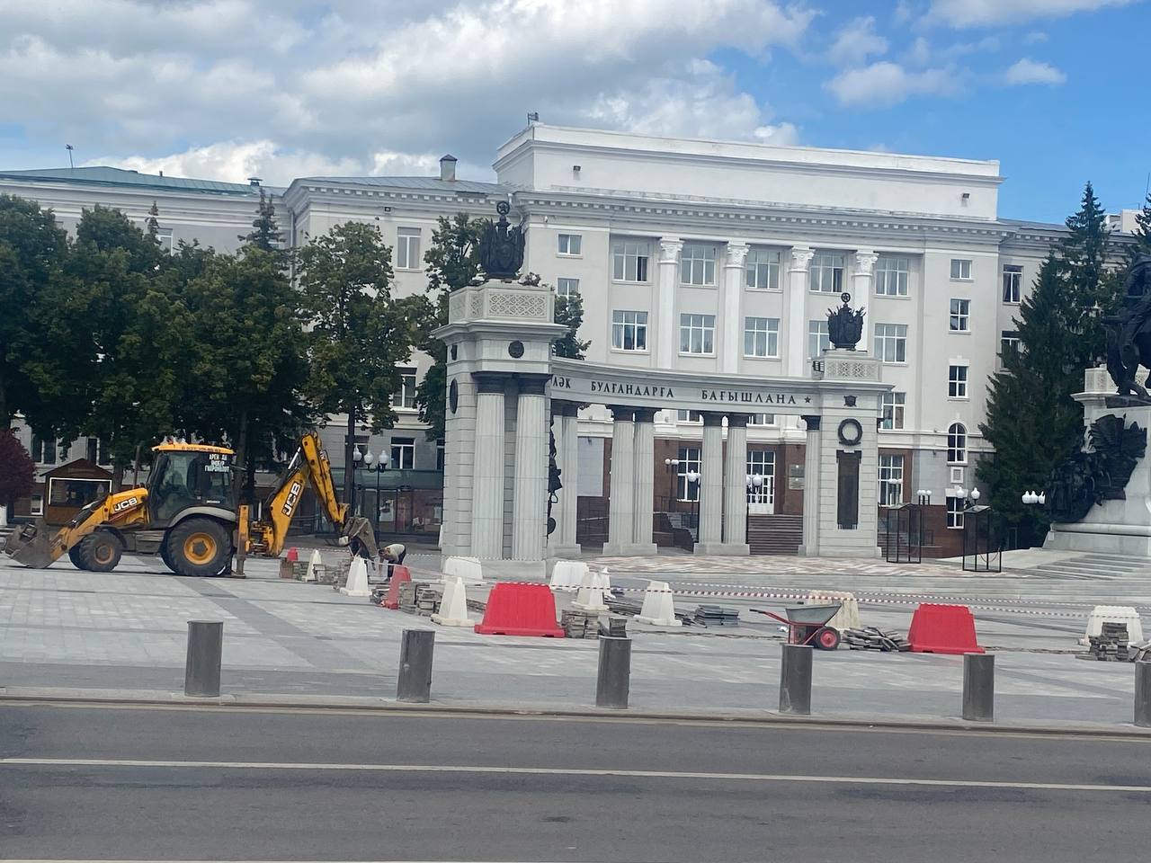 В Уфе на Советской площади начали демонтаж плитки, в том числе на территории фонтана. Заранее о ремонте службы не сообщали. Посетители фестивалей в июне, видимо, истоптали все покрытие