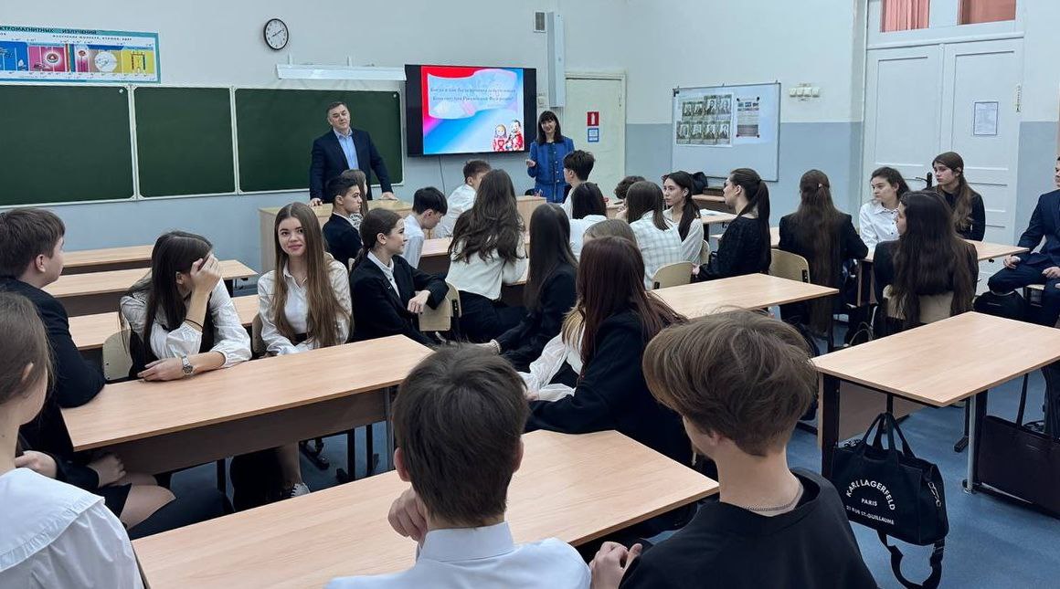 В преддверии Дня Главного Закона страны территориальная избирательная комиссия Ленинского района города Ульяновска провела со старшеклассниками Мариинской гимназии интеллектуальную игру Конституция твой ориентир Перед началом состязания председатель ТИК Андрей Селезнев и секретарь комиссии Оксана Черабаева пожелали будущим избирателям учиться быть настоящими гражданами своего государства учиться делать осознанный и правильный выбор не только во время игры но и в экзаменационных тестах будущей профессии и во всех жизненных решениях Поделившись на команды участники прошли увлекательные испытания на знание Закона в котором закреплено право голосовать и быть избранным а также еще множество разных прав дополненных серьезными обязанностями Конституции Российской Федерации В ходе тематических соревнований победили правовая грамотность и активная гражданская позиция будущих избирателей