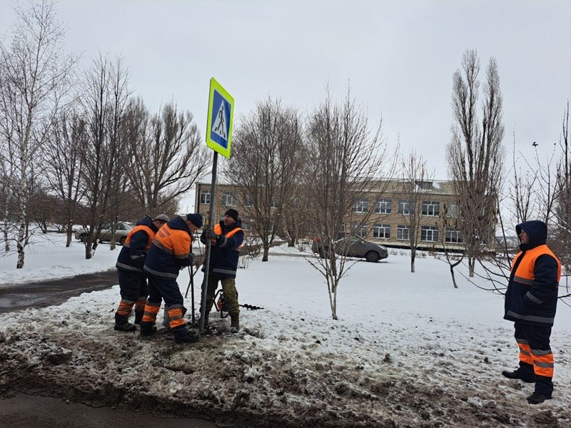 В селе Великий Суходол благоустроили территорию    6 февраля в селе Великий Суходол установили дорожные знаки. Работы на территории населенного пункта вели специалисты Краснодонского «Автодора», филиала ГУП ЛНР Луганский «Автодор».   В результате проведенных мероприятий на новой асфальтированной дороге по улице Центральная появились знаки «Пешеходный переход», «Осторожно, дети!»  и другие.    Дорожные знаки устанавливались в районе социально-значимых объектов. Затем будет нанесена разметка и прочие сопутствующие знаки.    «Прошу всех участников дорожного движения соблюдать существующие правила», - прокомментировала ход работ начальник отдела по жизнеобеспечению пгт Северный, с. Давыдо-Никольское, с. Великий Суходол Ирина Тарарина.            Одноклаcсники