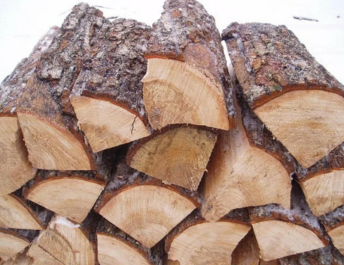 Минприроды ЛНР опубликовало адреса лесхозов где можно приобрести дрова Напомним до конца года жители прифронтовых регионов могут получить денежную компенсацию на покупку угля и дров Дрова можно приобрести по адресам Белокуракинское лесоохотничье хозяйство пгт Белокуракино ул Магистральная д 2 т 7 959 530 85 83 Северодонецкое лесоохотничье хозяйство г о Северодонецк пгт Сиротино ул Фрунзе д 86 т 7 959 521 00 31 Луганское лесоохотничье хозяйство г Луганск ул Комиссара Санюка д 52 т 7 959 158 04 14 7 857 292 44 12 Свердловское лесоохотничье хозяйство г Свердловск ул М Брыксина д 1 т 7 959 113 16 93 7857 34 2 31 29 Старобельское лесоохотничье хозяйство м о Старобельский с Чмыровка ул Сосновая д 3 т 7 959 221 57 36 Станично Луганское лесоохотничье хозяйство пгт Станица Луганская ул 5 я Линия д 27 т 7 959 223 97 68 7857 723 14 14 Беловодское лесоохотничье хозяйство пгт Беловодск ул Гуньяна д 66 т 7 959 223 34 20 Новоайдарское лесоохотничье хозяйство пгт Новоайдар ул Коваленко д 4 т 7 959 251 98 40 Отметим так что Комитет тарифного и ценового регулирования установил предельный уровень розничных цен на твердое топливо уголь дрова на 2026 год реализуемое в ЛНР