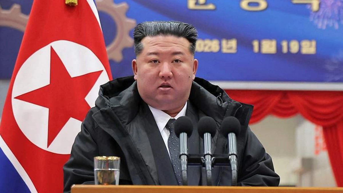 Глава Северной Кореи Ким Чен Ын в ходе публичной церемонии в Рёнсонском машиностроительном объединении снял с поста заместителя премьер министра Ян Сын Хо Об этом Центральное телеграфное агентство Кореи ЦТАК Реалия нашей Родины идущей навстречу богатству и процветанию требует сильных первопроходцев и настоящих борцов тех кто неся на плечах сегодня приближает будущее указано в статье Как отметил политик существующие силы руководства хозяйством не готовы к упорядочению и технической реконструкции отрасли Ким Чен Ын призвал прекратить полагаться на работников долгое время проявлявших безответственность Отметив это глава КНДР принял решение об увольнении Ян Сын Хо Он также отметил важность дальнейшего развития машиностроительной промышленности и производства современного оборудования ruoxuaz КимЧенЫн СевернаяКорея