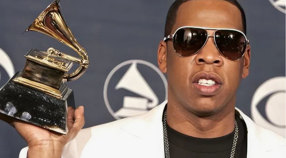 Спел на 2 6 миллиарда Рэпер и предприниматель Jay Z стал самым богатым музыкантом в мире по версии Forbes Его состояние достигло 2 6 млрд что более чем на миллиард превышает показатель ближайшей преследовательницы Тейлор Свифт