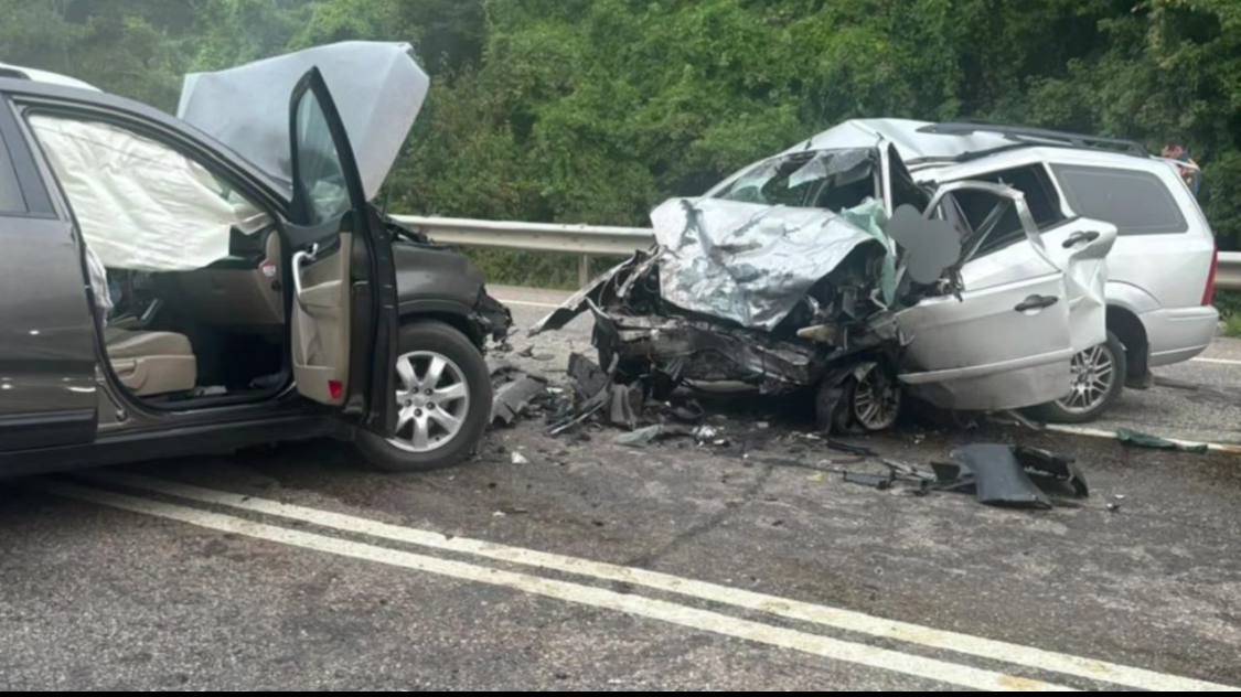Уснул за рулём мужчина погиб в аварии с тремя иномарками ДТП произошло в Туапсинском районе 58 летний водитель Kia по предварительным данным уснул за рулём и его машина выехала на встречку Сначала иномарка врезалась в Ниву а затем Kia столкнулась с Ford На месте аварии погиб 43 летний мужчина который был за рулём последнего авто Виновник аварии получил травмы Фото gibdd123region Быть в курсе Прислать новость