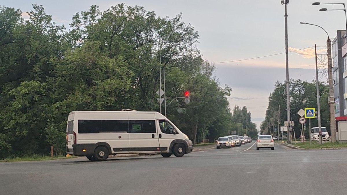 В Самаре появится два новых маршрута общественного транспорта  Минтранс региона сообщил о появлении двух новых маршрутов общественного транспорта. Автобусы получат номера 142 и 402.  Рейсы будут ходить от автостанции «Аврора» до микрорайона «Южный город». Жители областной столицы многократно задавали главе региона вопрос о транспортной доступности территории, входящей в состав посёлка Придорожный Волжского района. Их интересовал маршрут № 401, следующий от Центрального автовокзала до Южного города.  В среду, 9 октября, министерство транспорта региона сообщило о принятом решении: будут открыты два новых маршрута. Схема движения автобусов идентична уже существующим - № 141 и № 401. Но конечной остановкой станет Автостанция «Аврора», а не ЦАВ.  «В настоящее время ведется работа по включению маршрутов в реестр межмуниципальных маршрутов и подготовке открытого конкурса на право получения свидетельств по ним», - рассказали в ведомстве.  : ГТРК Самара