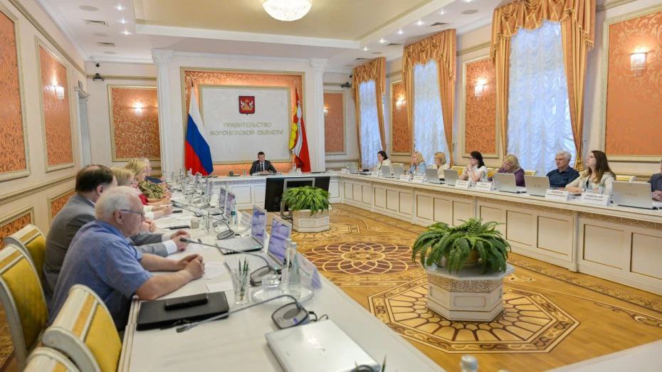 В Воронежской области прошло заседание, на котором обсудили кадровую программу "Герои земли Воронежской". На встрече был утверждён список из 29 бойцов, которые успешно прошли тестирование. Большинство участников – это военнослужащие, сотрудники МВД и Росгвардии. Один из кандидатов показал отличные результаты, но, как оказалось, его образование не соответствует требованиям программы. На что власти предложили ему пройти заочно и бесплатно обучение в вузе. Так что программа действительно нацелена на поддержку тех, кто хочет развиваться. Программа не просто отбирает лучших, но и активно поддерживает их развитие, предлагая обучение и возможности для карьерного роста. А это очень важно. Поскольку помогает ветеранам найти себя в гражданской жизни и укрепить местное управление.